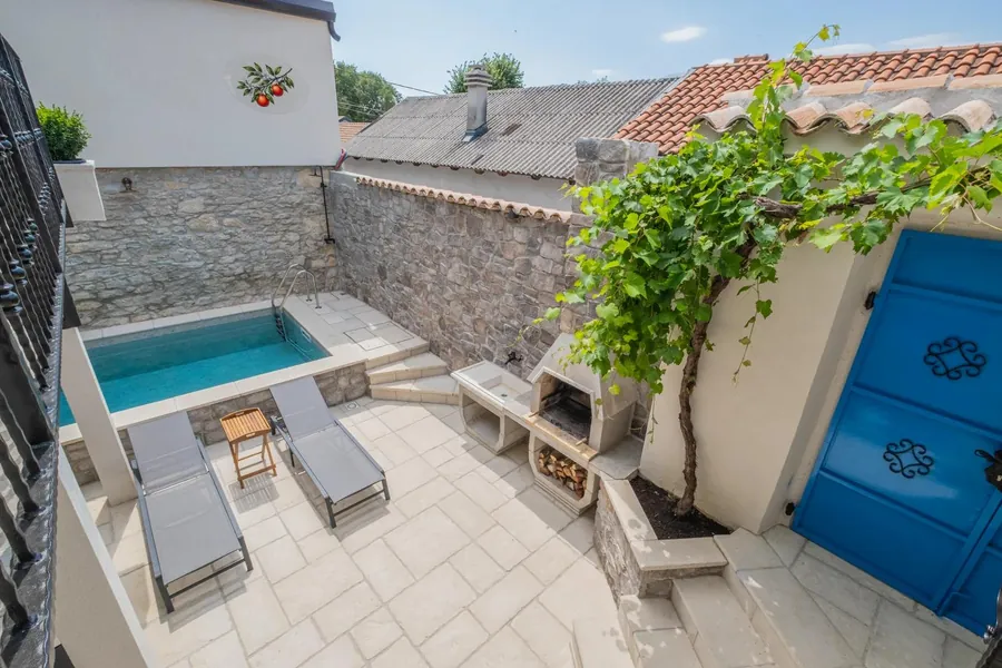 Privatno dvorište s bazenom i roštiljem